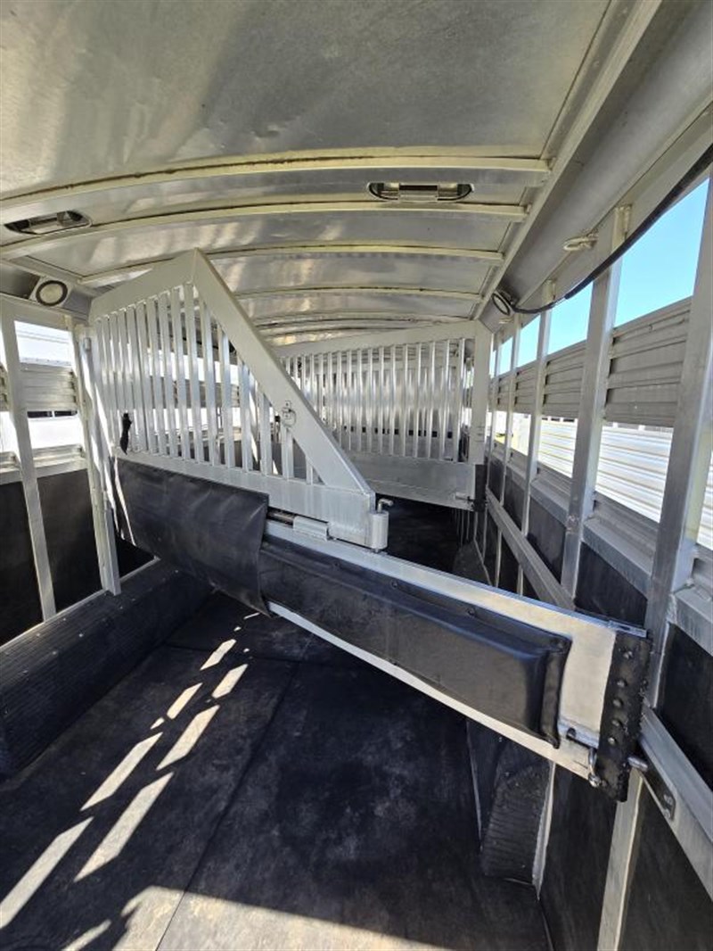 2006 C&C 4 Horse Gooseneck Trailer - Image 13