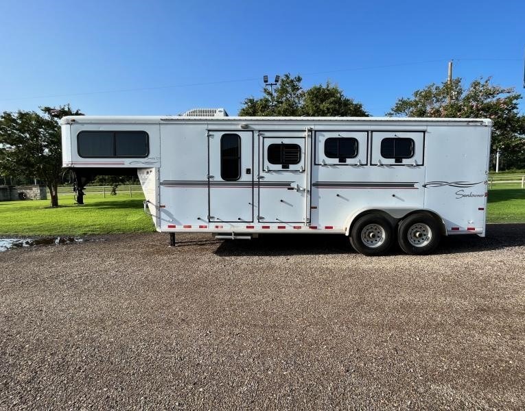 2004 Sundowner 3 Horse Weekender Horse Trailer - Image 12